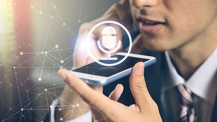Ein Mann spricht in ein Smartphone - überlagert von einem stilisierten Mikrofon.